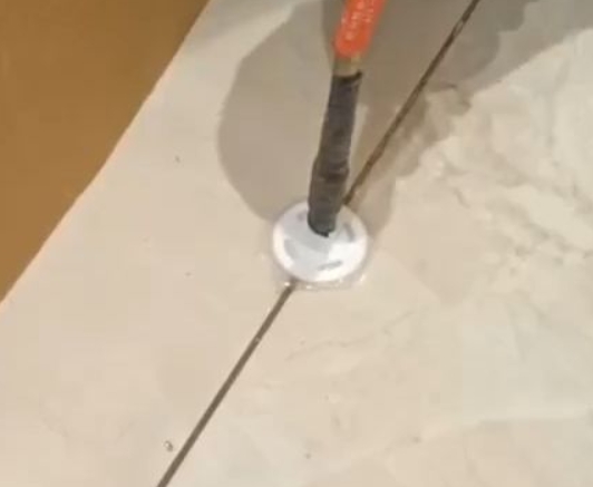 信阳市瓷砖空鼓维修公司专业解答瓷砖在铺贴过程中，如果没有涂抹均匀到位的粘结材料（如水泥砂浆或瓷砖胶），可能会导致以下问题