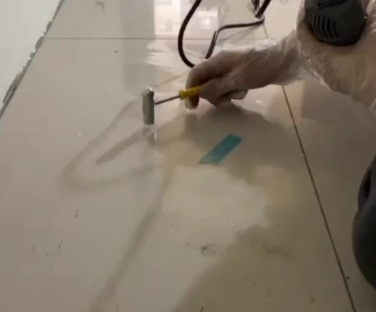 信阳市瓷砖开裂维修公司专业分享瓷砖在铺贴前如果没有沥干水分，将会导致以下问题
