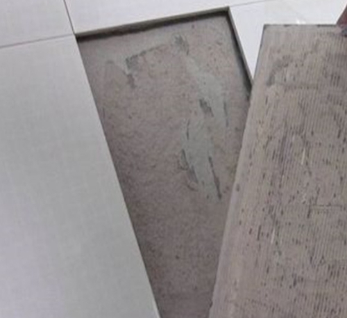 信阳市瓷砖空鼓维修公司分享瓷砖铺贴时如果打浆（即涂抹在瓷砖背面和基层上的砂浆或瓷砖胶）过少，会带来以下问题